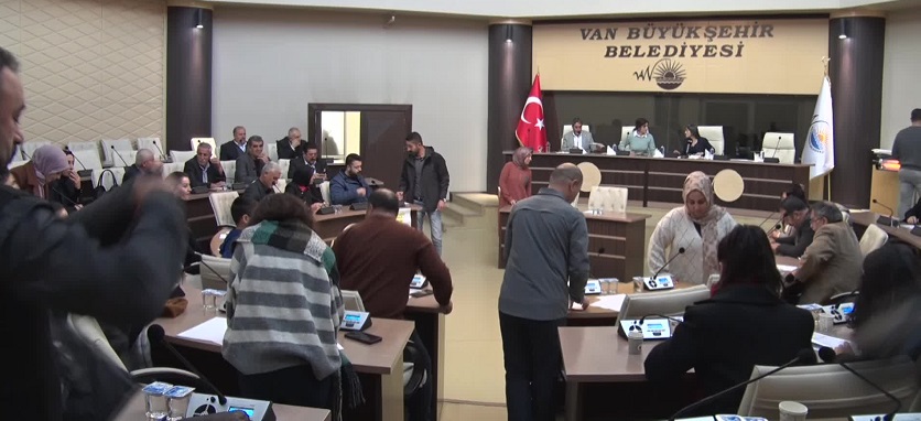Van Büyükşehir Belediye Meclisi'nde, Doğan ve Okay'ın gözaltına alınmasına tepki