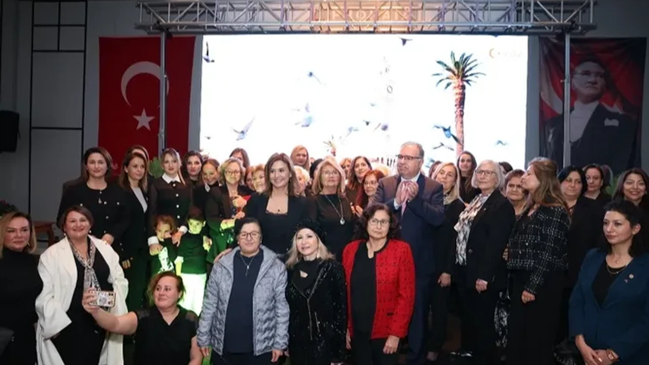 Egeli turizmcilerden Cumhuriyetin 101'nci yılına özel kutlama