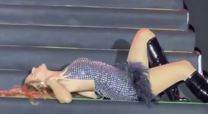 Hadise, Konserinde Yerde Yatarak Dans Etti! İşte O Kareler...