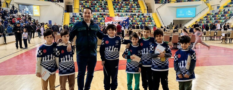 Burhaniyeli satranç sporcuları eve kupa ile döndü