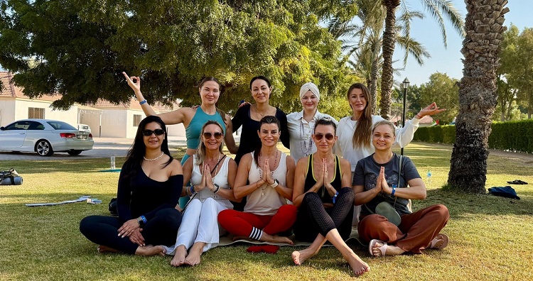 Ece Vahapoğlu Dubai’de Yoga yaparak dünyaya açıldı!