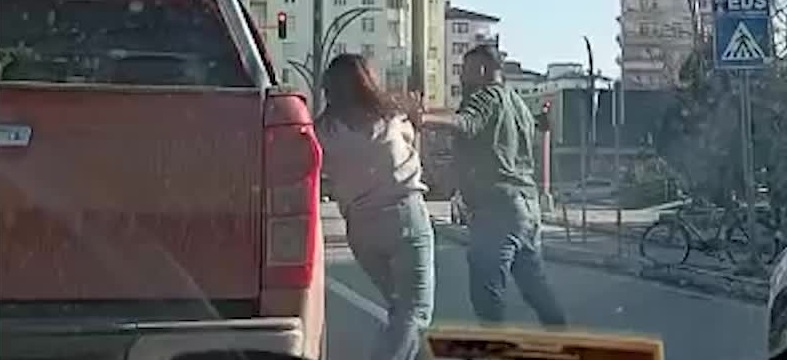 Aksaray'da bir şahıs, trafikte başka bir araçta bulunan kadına saldırdı