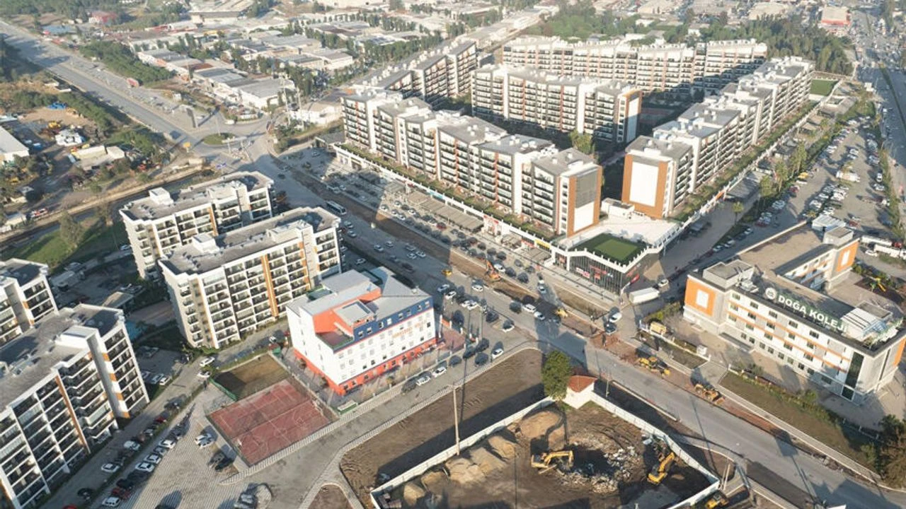 İzmir'de Eski Havaalanı Caddesi yenileniyor