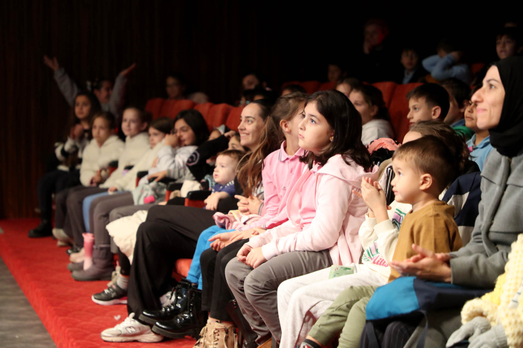 Sakarya'da 'Kutup Masalı' minikleri güldürdü