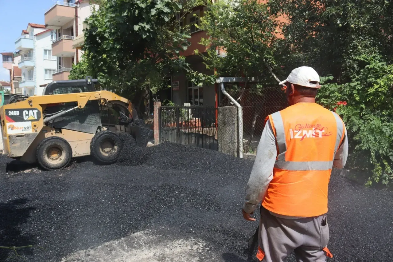 Kocaeli İzmit'te asfalt mesaisi