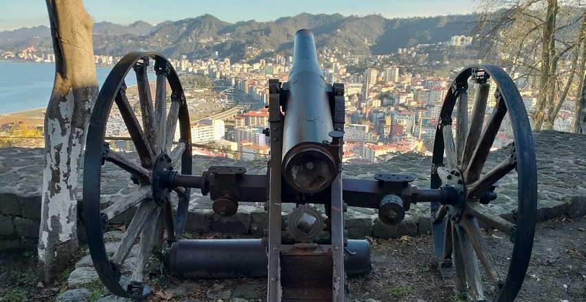 Rize Kalesinde Sahipsiz  2 Top Var