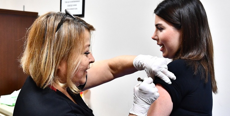 İzmir Büyükşehir HPV aşısı uygulamasını başlattı... Kadınlar ilk dozları yaptırdı