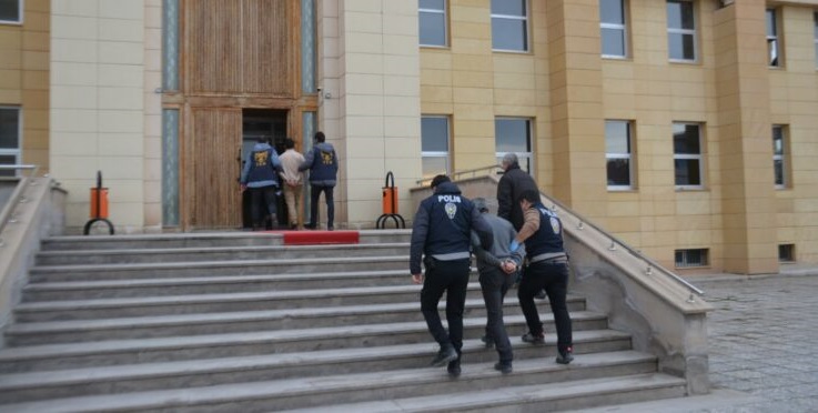 Şarkışla’da Göçmen Kaçakçılığı Operasyonu: 2 Şüpheli Tutuklandı