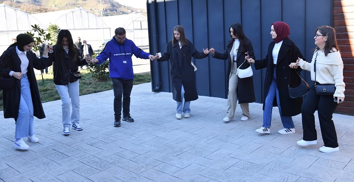 Üniversite öğrencilerinden Ortahisar Belediyesi'ne bağlı En Mutlu Köy'e ziyaret