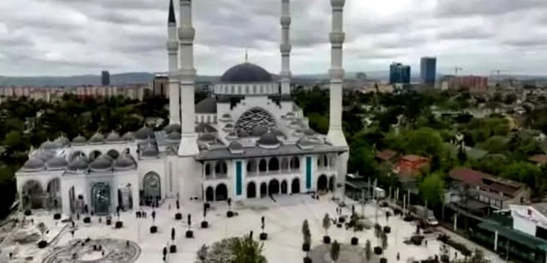 Rize'ye Rizeli İş İnsanı Mehmet Cengiz'den 4 Bin Kişilik Cami