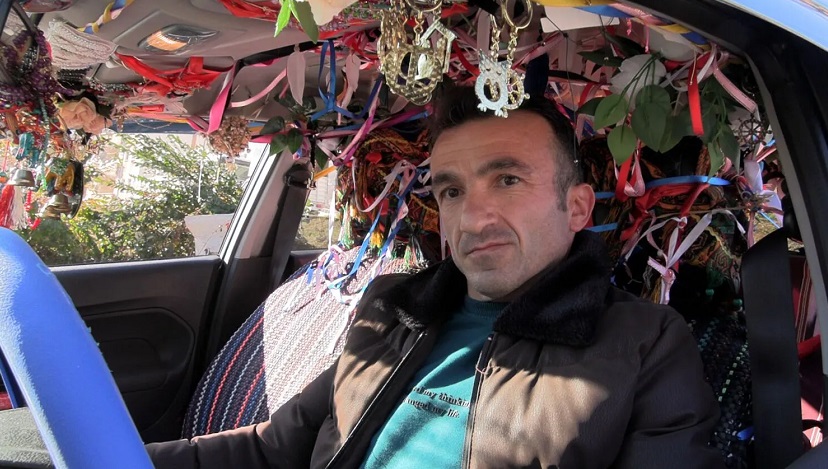 Tonya’nın Renkli Sürprizi: Güvenlik Görevlisinin Çiçeklerle Donatılmış Aracı Görenleri Şaşırtıyor!