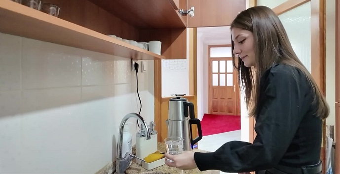 Burdur Belediye Başkanı Ercengiz, Meclis'te şebeke suyu içti
