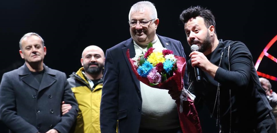 Edremit Belediye Başkanı Ertaş, yeni yılı vatandaşlarla birlikte karşıladı