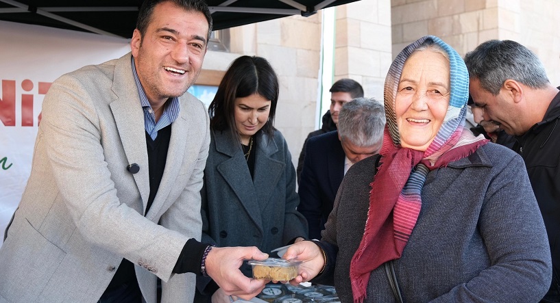 Giresun Belediyesi, Regaip Kandili dolayısıyla vatandaşlara helva ikram etti