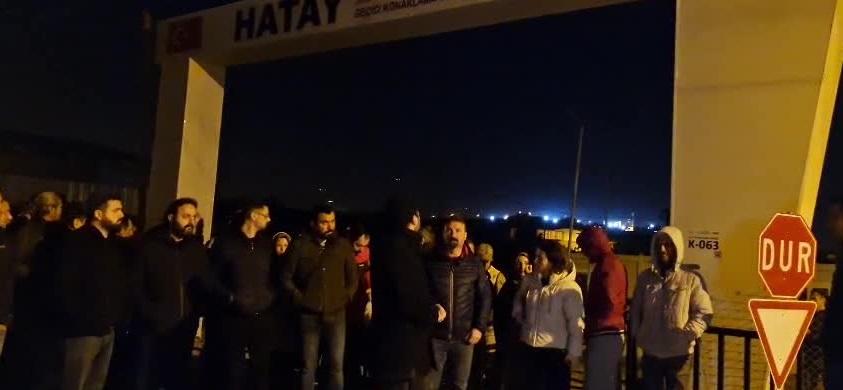 Hatay’da konteyner kentte kalan öğretmenler, elektriklerin kesilmesini protesto etti