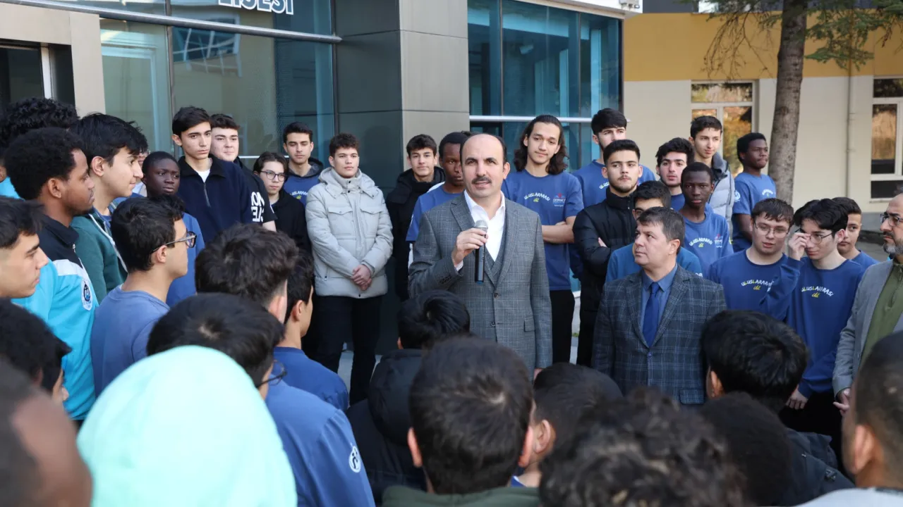 Konya'da Başkan Altay'dan uluslararası liselilere ziyaret