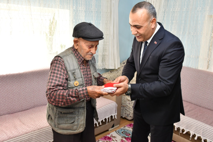 Manisa’daki Kore Gazileri'ne Büyükşehir'den ziyaret