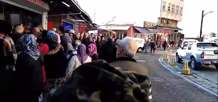 Hopa’da hamside kampanya yapan işletmenin önünde kuyruk oluştu