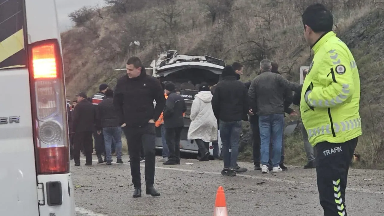 Balıkesir Gönen'de işçi servisi devrildi: 25 yaralı