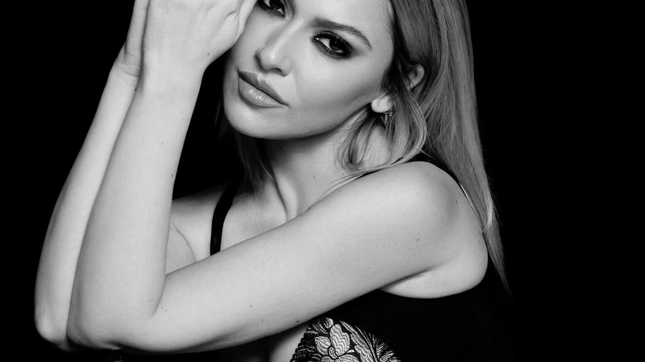 Hadise, Sevgilisi Şenol Sönmez ile İlk Romantik Pozunu Paylaştı!