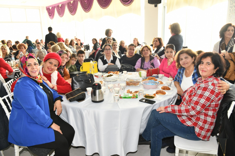 103 yaşındaki Hüsniye Teyze’ye sürpriz doğum günü