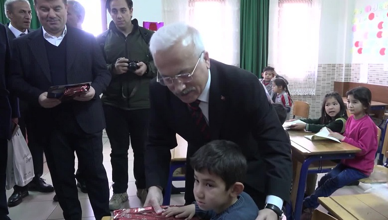 Aksaray Valisi Kumbuzoğlu, öğrencilerin karne heyecanına ortak oldu