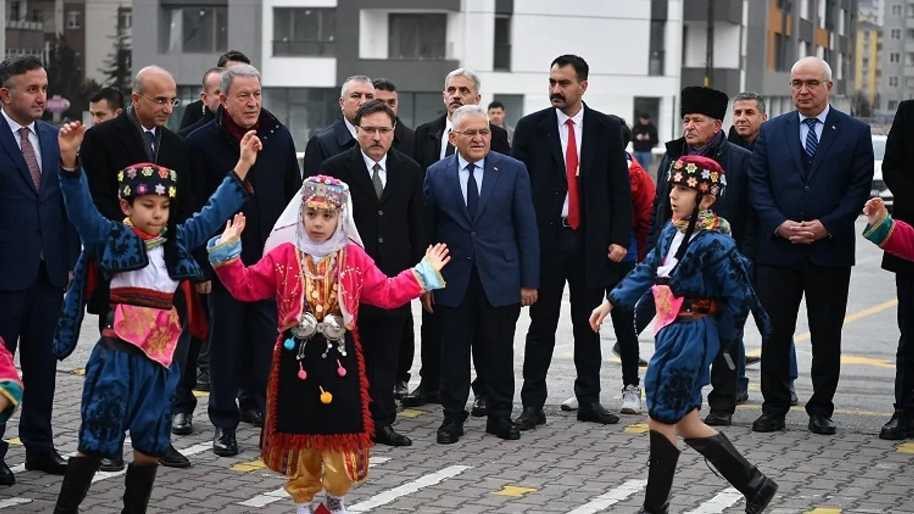Kayseri protokolü karne dağıttı