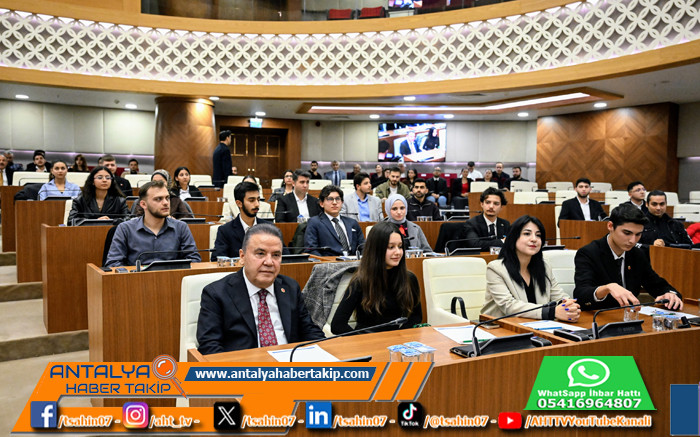 Muhittin Böcek’ten Antalyalı gençlere müjde