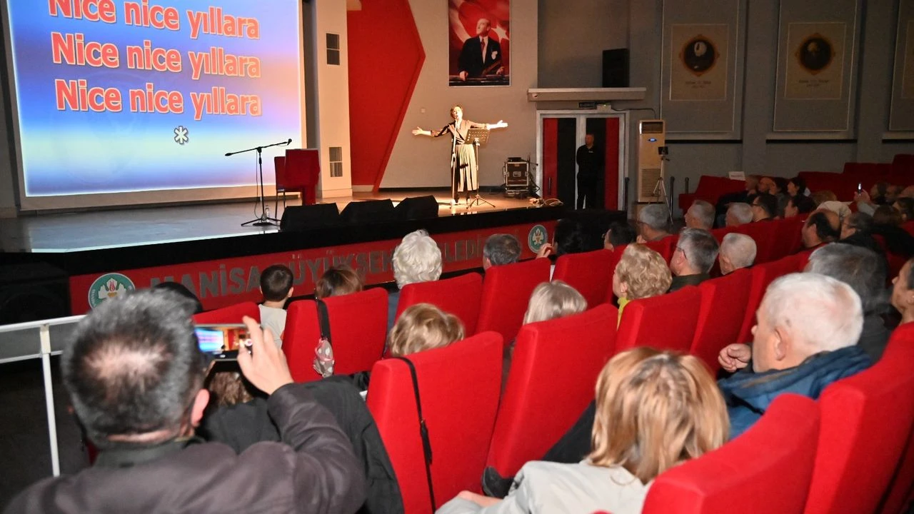 Manisa'da Nazım Hikmet şarkılarla anıldı