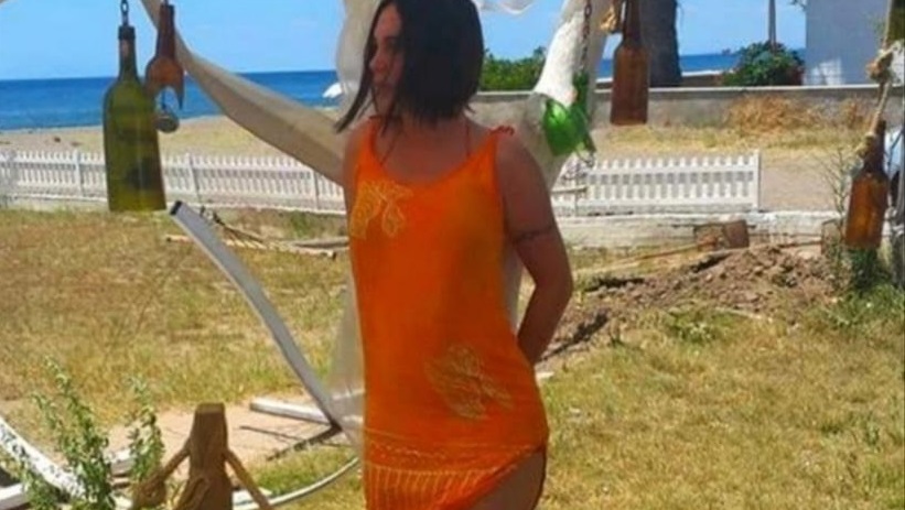 GENÇ ŞARKICI EZGI ÖZLÜ BIR SEZEN AKSU SARKISI OLAN 