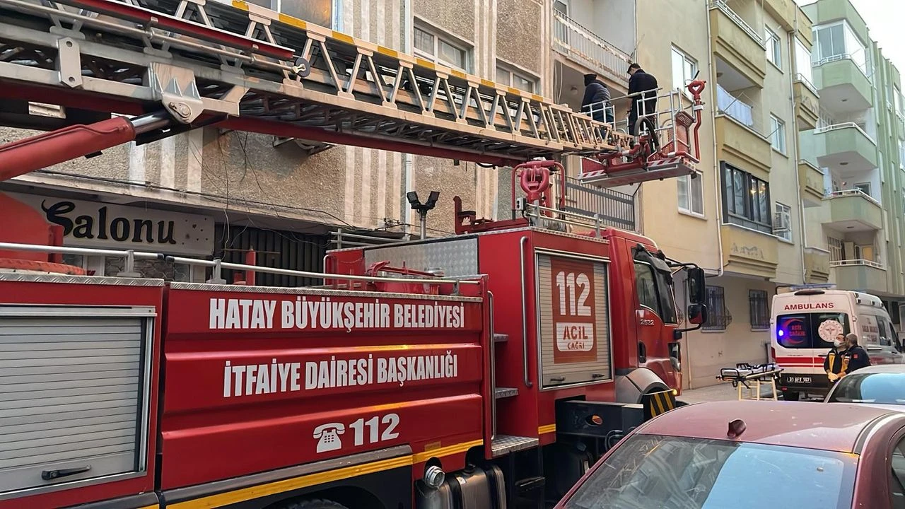İskenderun’da Yaşlı Kadını İtfaiye Balkondan Kurtardı