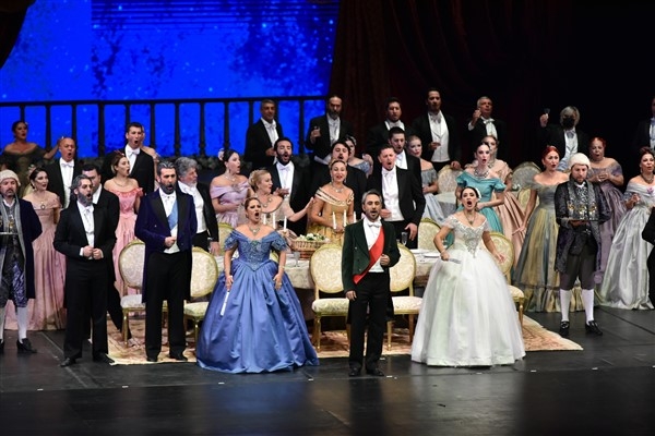 La Traviata sanatseverlerle buluştu.