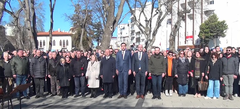 Uğur Mumcu, Sinop’ta heykelinin ve adının bulunduğu meydanda anıldı
