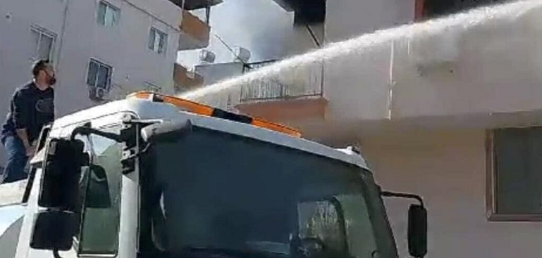 Yenişehir Belediyesi ekipleri, bir binanın ikinci katında çıkan yangını söndürdü