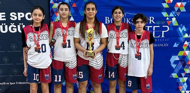 SANKO OKULLARI BASKETBOLDA ÜÇ KUPA KAZANDI