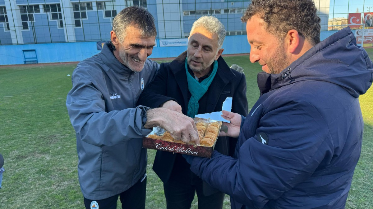Şevki Tonyalı' dan Pazarspor’a Moral Ziyareti ve Baklava İkramı
