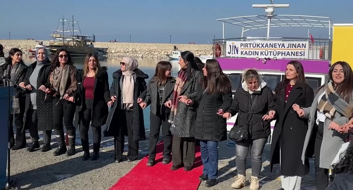 Van’da yüzen ‘Jin Kadın Kütüphanesi’ açıldı