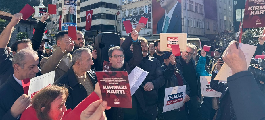 CHP’nin Çayeli’nde “kırmızı kart” eyleminde Vatandaşlar isyan etti