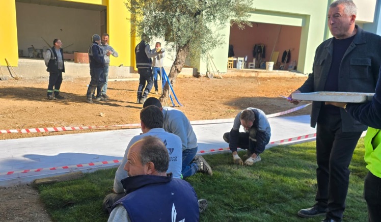 İzmir Güzelbahçe'de saha çalışanlarına baklavalı teşekkür