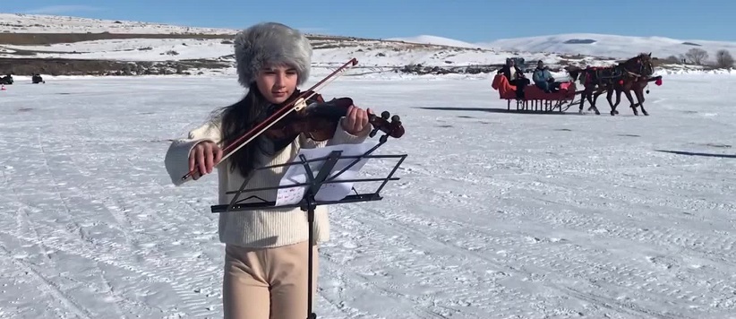 Ortaokul öğrencisi Mihrimah Ela İrtegün, donmuş Çıldır Gölü üzerinde keman çaldı