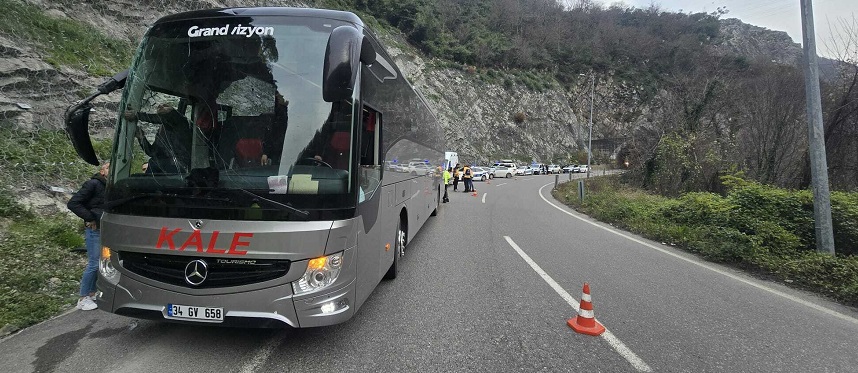 Zonguldak’ta yolcu otobüsü tünele çarptı: 3 yaralı