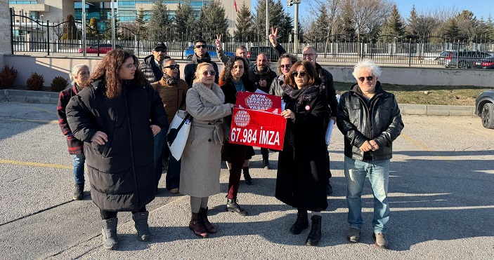 Hayvan Hakları Savunucuları, Yasa’yı İptal Et diyen İmzaları AYM’ye Teslim Etti