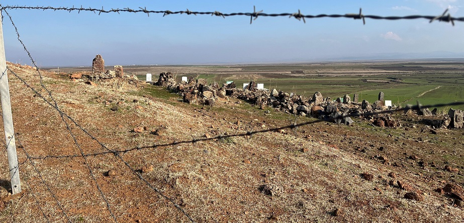 Diyarbakır'da köylere ait mezarlıklar tahrip edildi: 'Pomza' için çocuk mezarını oydular