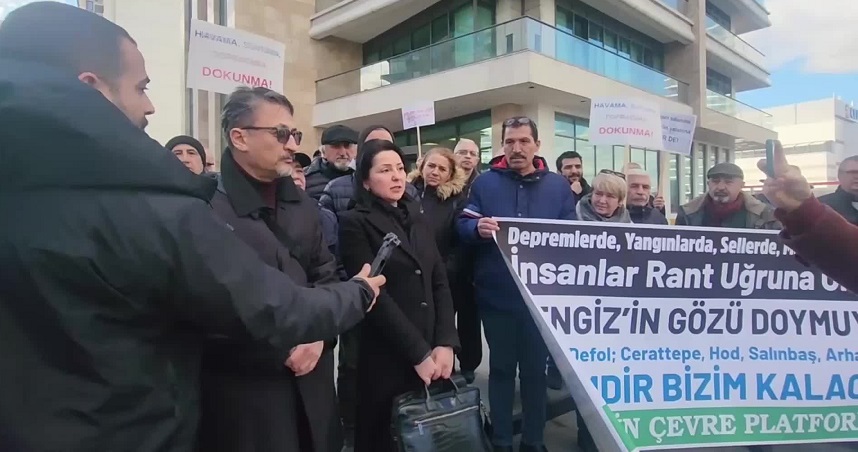 Antalya Büyükşehir Belediyesi İtfaiyesi, Konyaaltı Tünektepe’deki orman yangınına müdahale ediyor