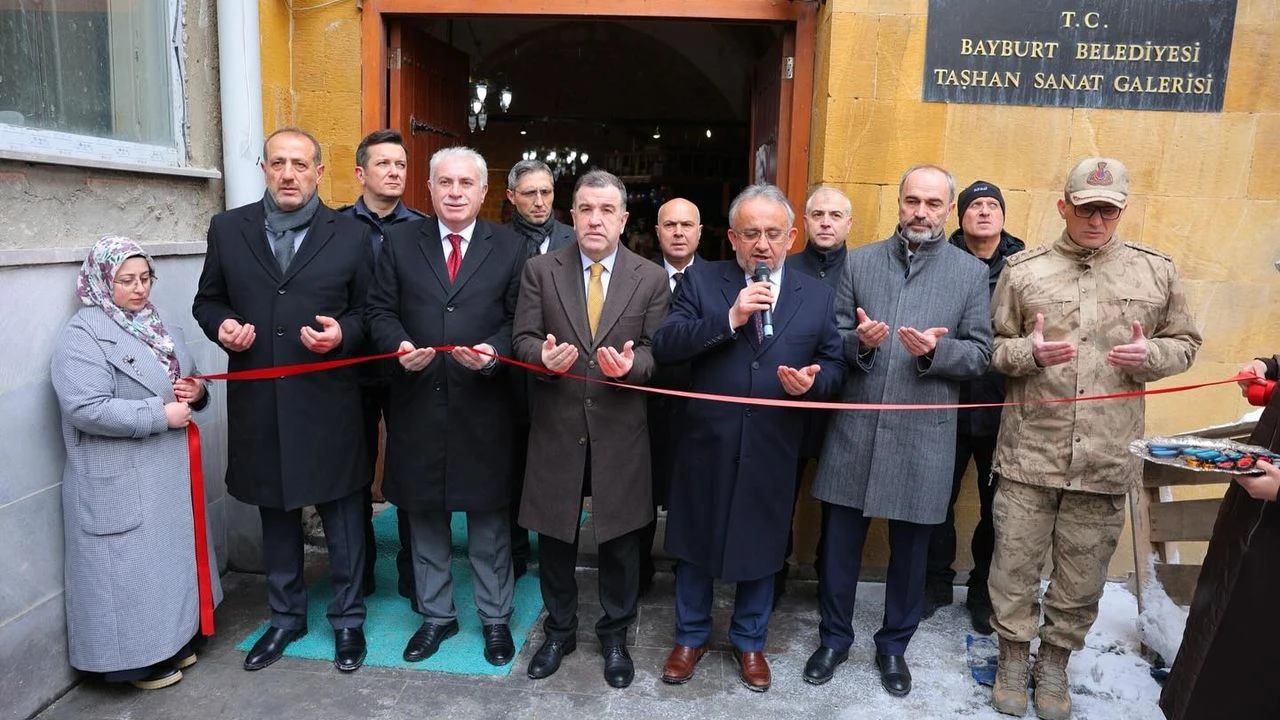 Bayburt’ta Deprem Bölgesi İçin Hayır Çarşısı Açıldı