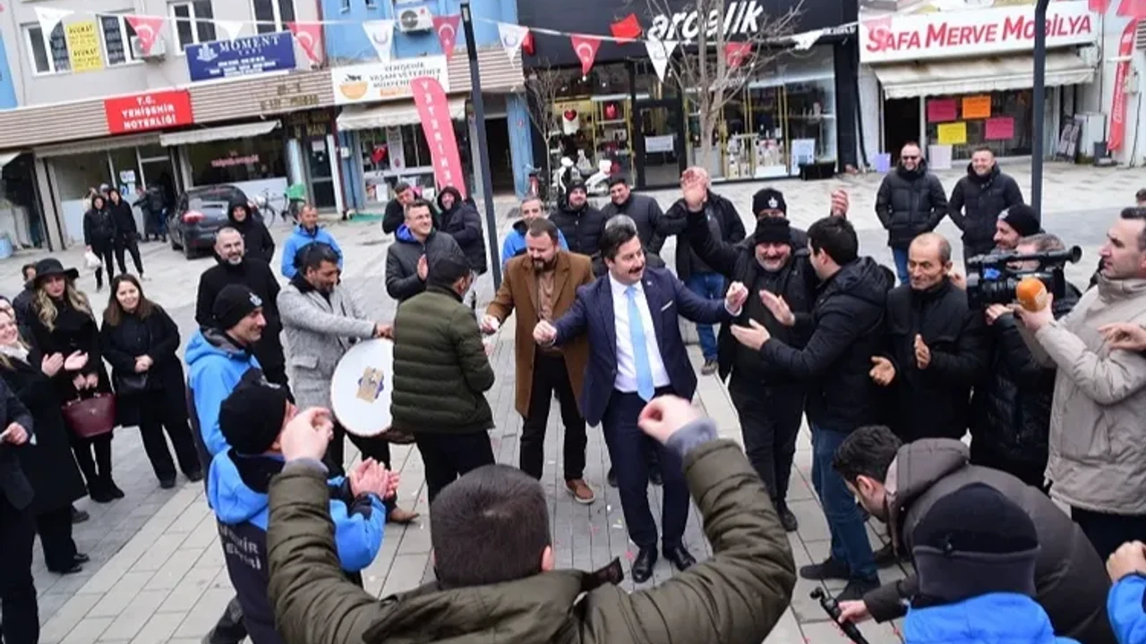 Ercan Özel işçinin yüzünü güldürdü