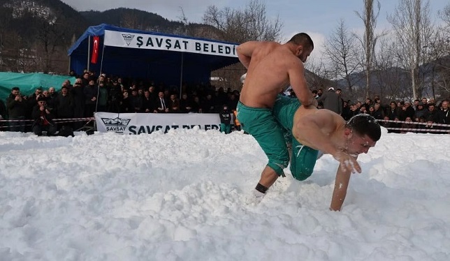 Artvin Veliköy 28. Uluslararası Geleneksel Karüstü Karakucak Güreşleri yapıldı.