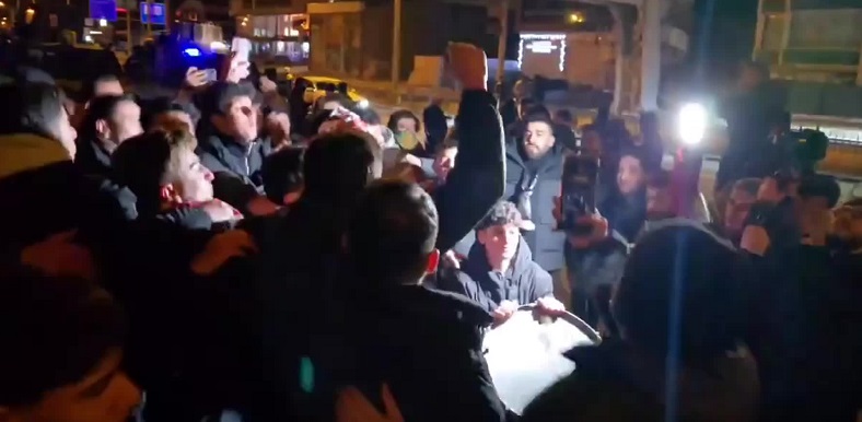Van Belediyesi Eş Başkanları, Elazığ'da saldırıya uğrayan Vanspor kafilesini kent girişinde karşıladı