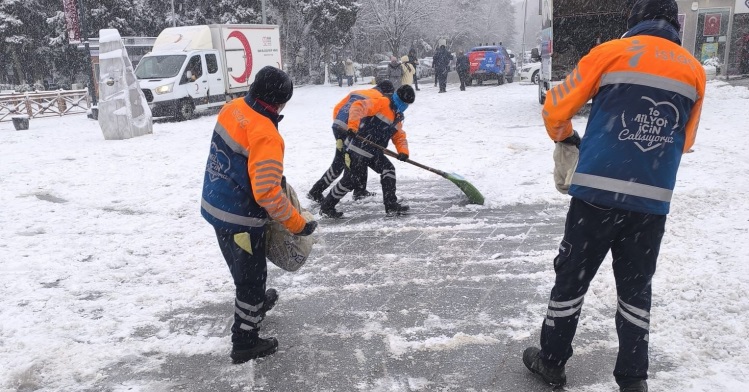 İstanbul'da ekipler eş güdümlü çalışıyor... Yollarda kar küremeye devam