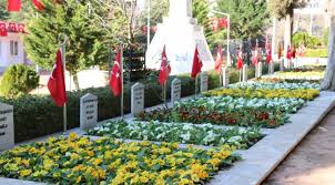 Kocaeli şehitliğinde çiçekler açtı